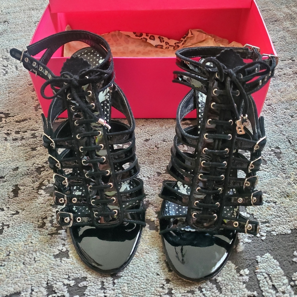 Betsy Johnson Daker patent black leather gladiator sandals size 8 pink bottoms